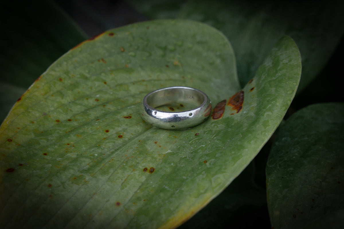 Dotted silver band
