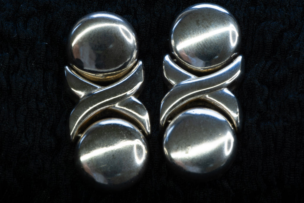 OXO dangle earrings detail photograph