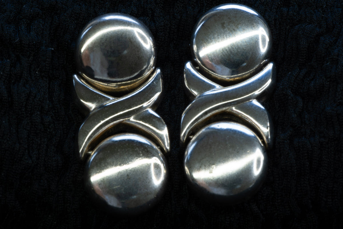 OXO dangle earrings detail photograph