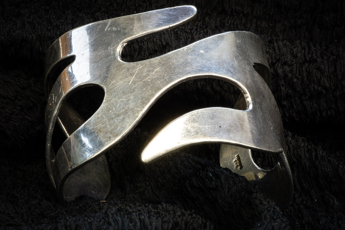 Wave bangle detail photograph