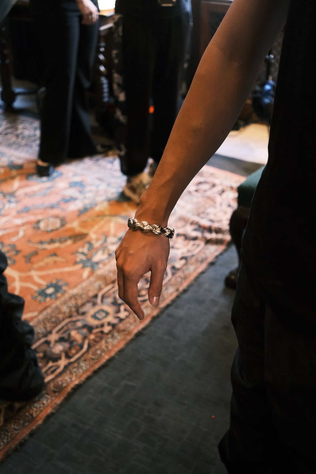 Croissant chain bracelet model photograph