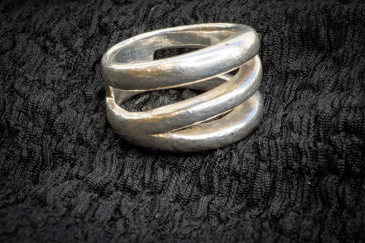 Solid striped 925 ring detail photograph
