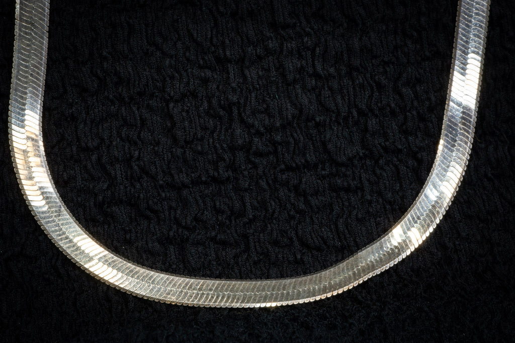 Thick strand herringbone necklace detail photograph