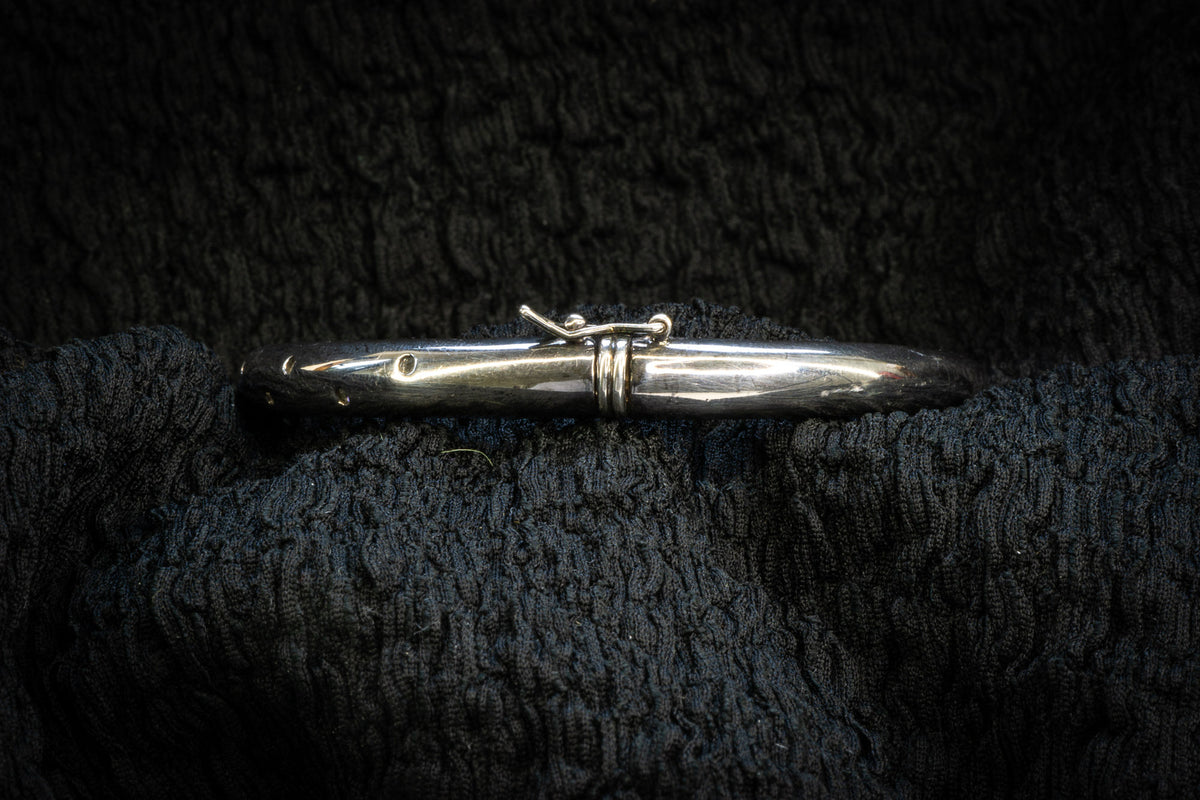 CZ embedded bangle detail photograph